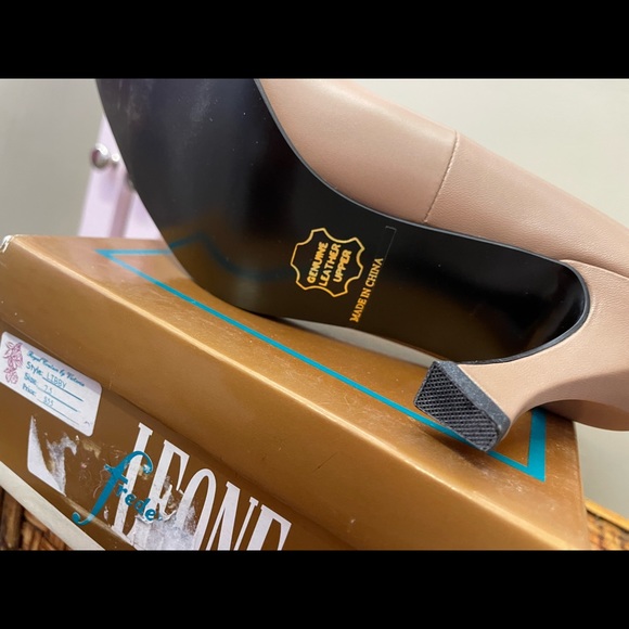 Taupe Shoe by Frederick Leone size 8 - Picture 4 of 6